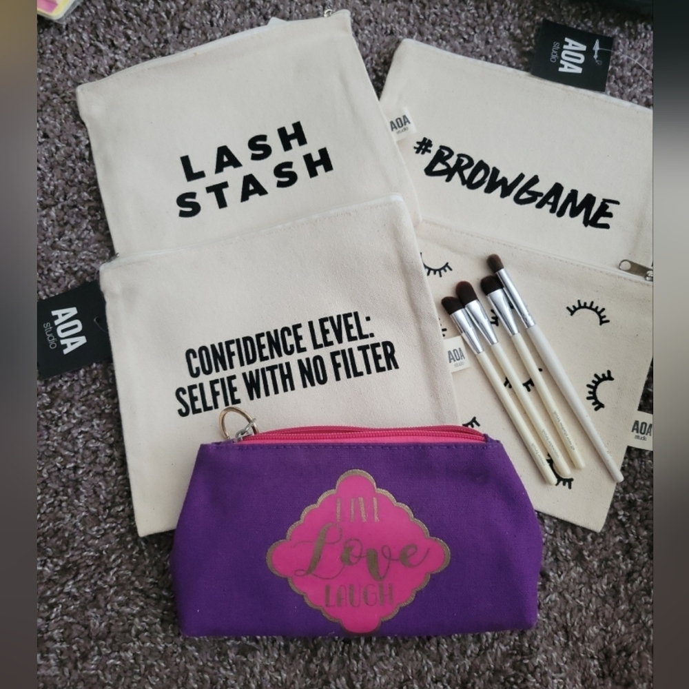 Makeup Brush Set with a Variety Of Cosmetic Bags